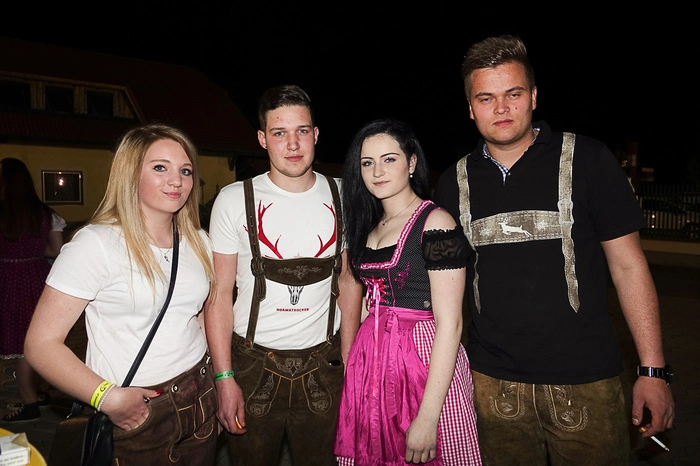 Organisiert wurde das Fest vom Bezirksvorstand und den gesamten Ortsgruppen, die unter anderem die Bar und die Garderobe betreuten.
