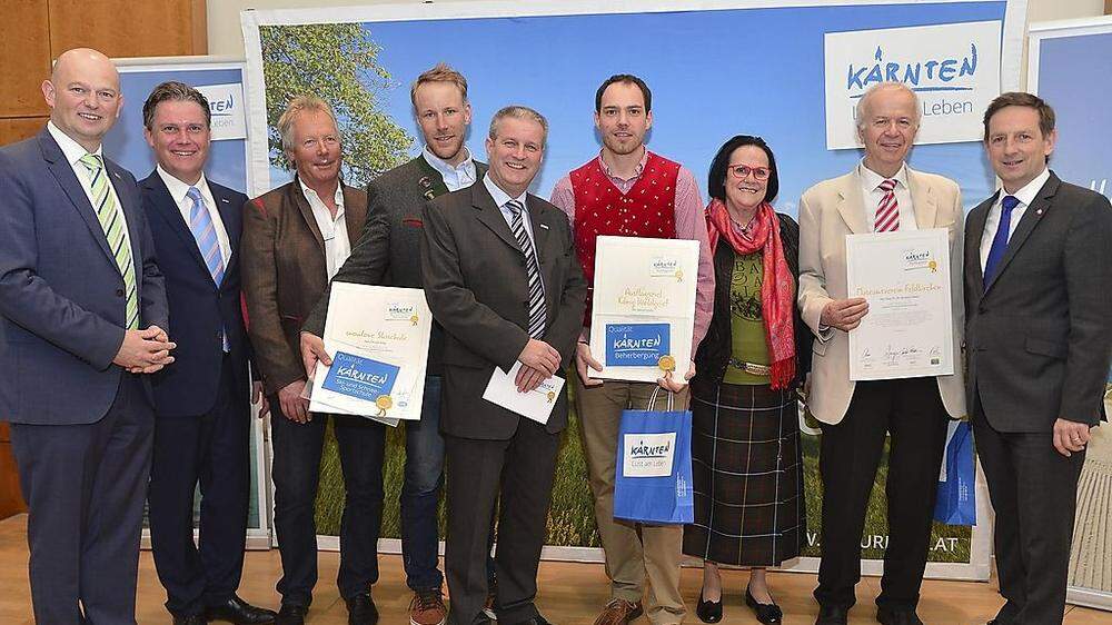 Florian Köfer, Bernd Dörfler und Gerhard Huber mit der Auszeichnung inmitten der Gratulanten