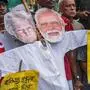 Demonstranten in Indien, die aufgrund eines Strafzolls von 25 Prozent der US-Regierung auf indische Waren demonstrieren. Sie haben Plakate dabei und eine selbstgebastelte Puppe aus Holzstäben, auf die Pappköpfe von Donald Trump und Narendra Modi angebracht sind.