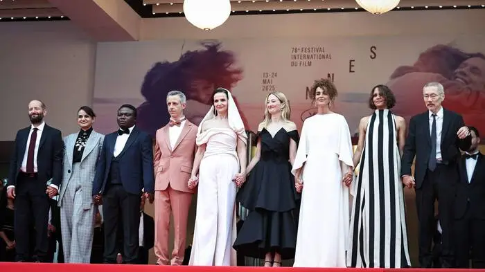 Am 13. Mai wurden die Filmfestspiele 2025 in Cannes feierlich eröffnet. Bis zum 25. Mai werden zahlreiche Filme gezeigt, von denen 22 ausgewählte Werke um die begehrte Goldene Palme konkurrieren.

Zur diesjährigen, neunköpfigen Jury zählen unter anderem Halle Berry (2. v.l.), Jeremy Strong (4. v.l.) und Jurypräsidentin Juliette Binoche (Mitte).