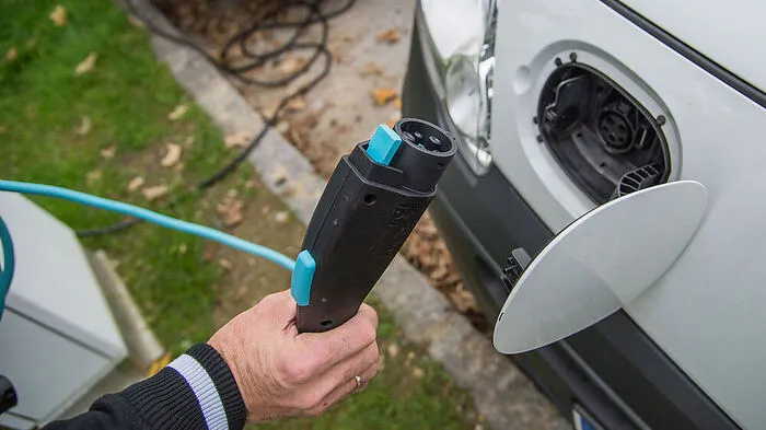 Was das E-Tanken betrifft, waren die letzten Jahre geradezu paradiesisch. Das ist vorbei. Ab Ende August kostet eine Lade-Minute zwischen 6,65 und 26,59 Cent, das Bezahlen soll einfacher werden	