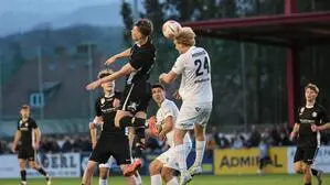 Peter Kiedl (Sturm II) und Dominik Kirnbauer (Voitsberg) lieferten sich einige Zweikämpfe 