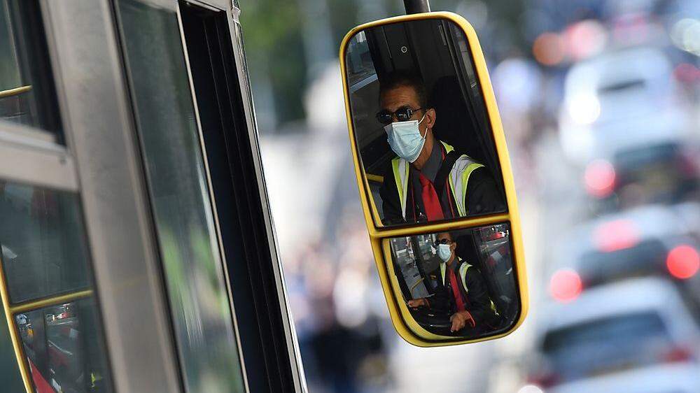 Ein Busfahrer mit Maske in London