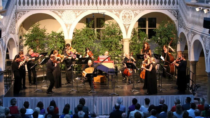 Der Rathaushof der Herzogstadt war am Freitagabend Austragungsort des Eröffnungskonzertes der „Trigonale 2016“.