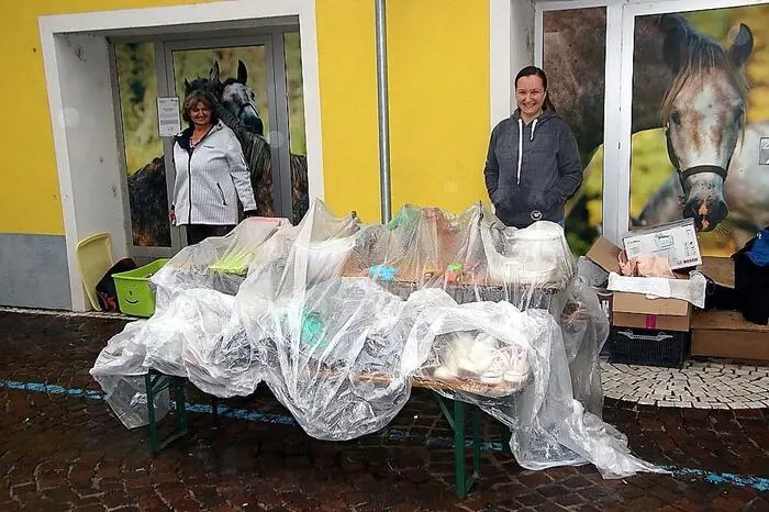 Die wenigen Standler mussten anfangs ihre Waren mit Plastik oder Schirmen abdecken, erst im Laufe des Vormittags ließ der Regen nach. 