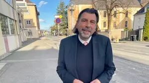 Das Bild zeigt einen Mann im Anzug in Deutschlandsberg, das ist der rote Bürgermeister Josef Wallner | Der rote Bürgermeister Josef Wallner zeigt sich gefasst und will sich nun mit seinem Team beraten