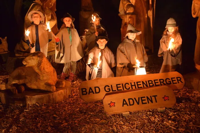Ein Advent, wie er früher einmal war: Man setzt bewusst auf erlesenes, traditionelles Handwerk aus der Region und verzichtet auf elektrisches Licht.