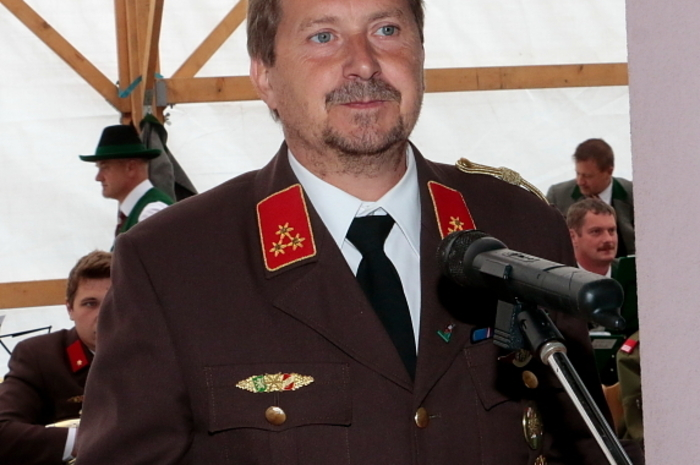 Nach einem Wortgottesdienst im Rüsthaus nahm Diakon August Gössler die Segnung des Fahrzeuges vor.