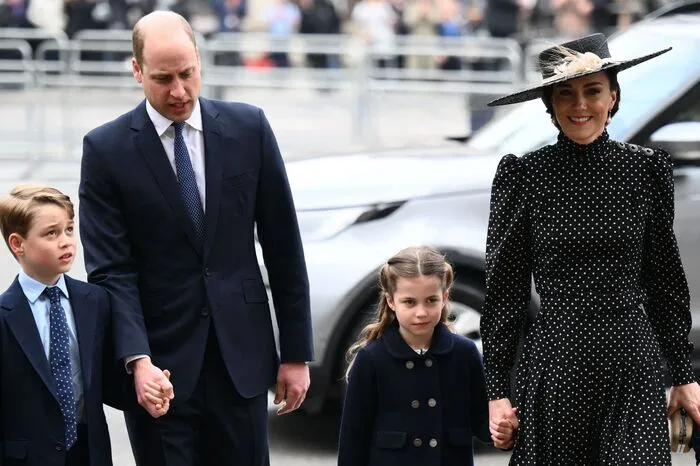 Zumindest der eine Enkel der Queen kam zur Zeremonie: Prinz William mit seiner Frau Kate und den Kindern George und Charlotte.
