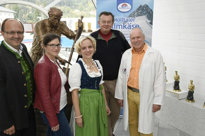 Die Trigos-Gewinner des Jahres 2016:Siegrun Mödritscher von der Hiasl Zirbenhütte Leitgeb, Herbert Masaniger von der Kärntnermilch, Anna-Lena Seebacher von Flex, und Kuno Haas von der Terra Möbel Produktions GmbH, mit Kärntnermilch Geschäftsführer Helmut Petschar. Herbert Masaniger, Leiter des Qualitätsmanagement der Kärntnermilch, führte die Unternehmer auch durch die Produktionsanlagen.