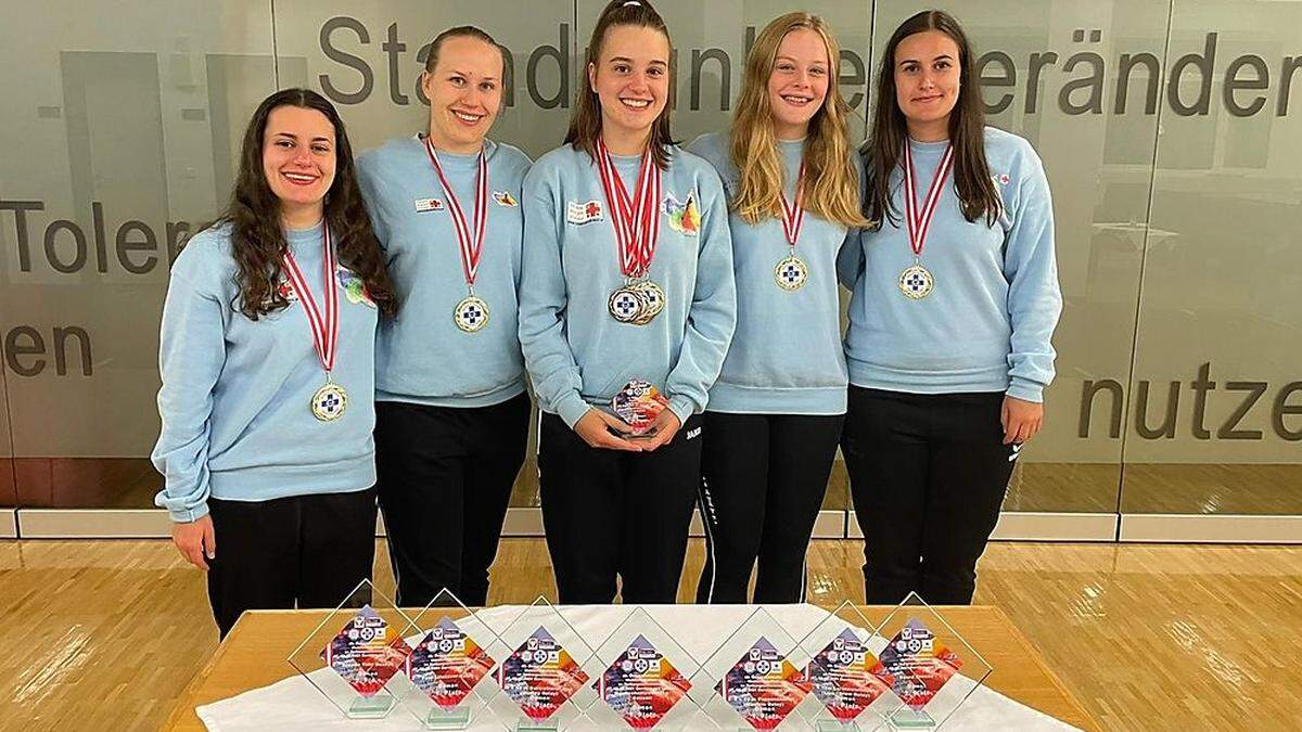 Das stolze Siegerinnen-Team: Alexandra Dröscher (21), Anna Gerhart (21), Julia Bäckenberger (19), Franziska Weiermair (22) und Christina Dröscher (23)