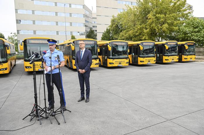 Ungarns Vize-Innenminister Bence Rétvári vor der Bus-Flotte, die nach Brüssel fahren soll