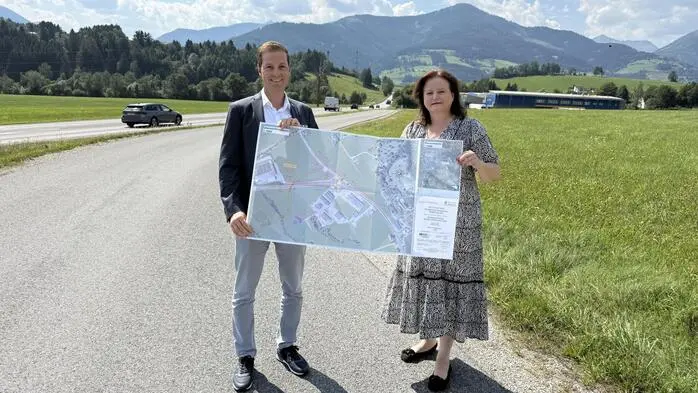 Gröbminger Bürgermeister Thomas Reingruber und Landesrätin Claudia Holzer