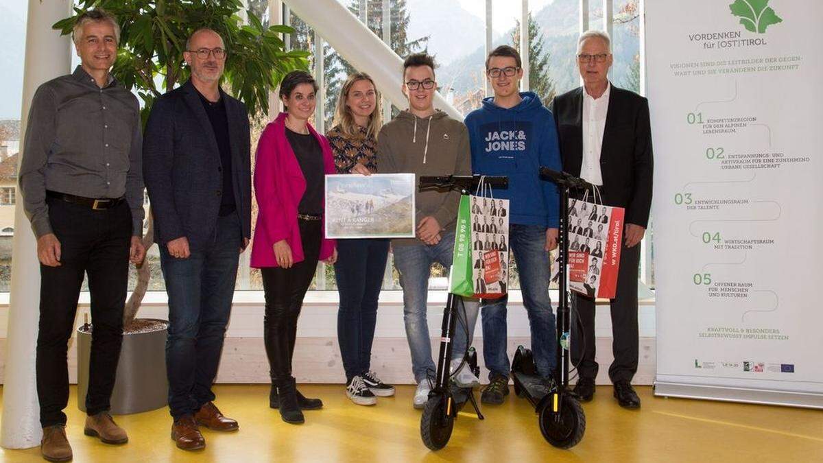 Alexander Kröll (Schulleiter PHTL), Wilfried Kollreider (AK-Leiter Lienz), Michaela Hysek-Unterweger (WKO-Bezirksobfrau Lienz), Julia Lindsberger (Lehrerin Geografie), Gewinner Stefan Eder und Florian Hopfgartner, Karl Popeller (Vorstandsdirektor Felbertauernstraße AG)