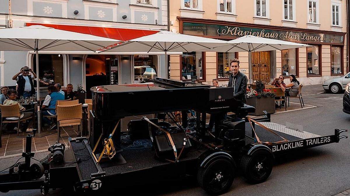 Wieder auf Konzertreise durch Klagenfurt: Stadler mit seinem fahrenden Klavier