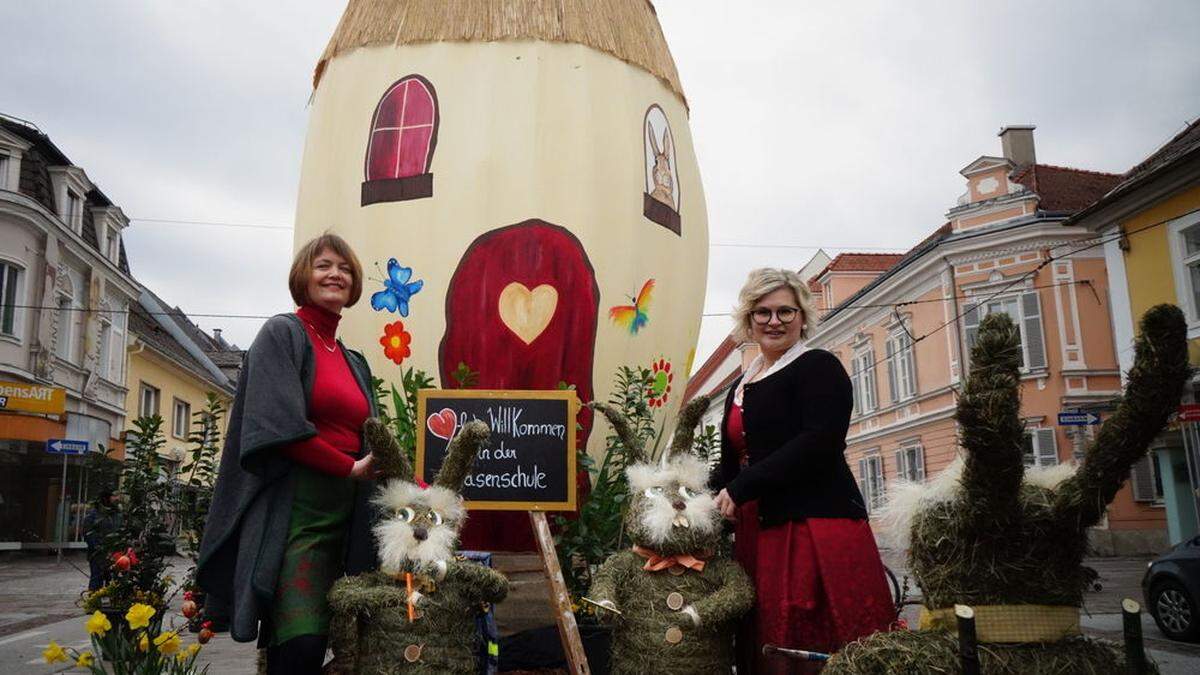 Silvia Enzi und Ingrid Schantl gestalteten das heurite Riesenosterei in Deutschlandsberg