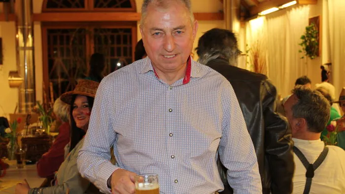 Der Feldbacher Stadtrat Manfred Promitzer erschien in Korbflechterkleidung.