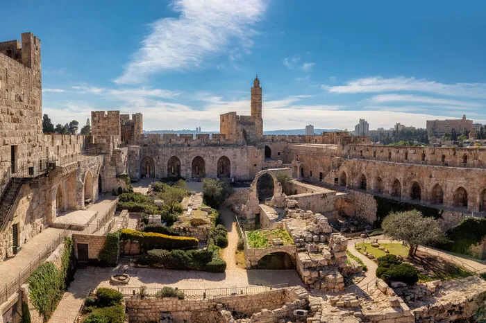Blick vom David-Turm auf das alte Jerusalem. Hier werden abends, wenn es dunkel ist, auch Projektionen an der Mauer gezeigt - mit historischen Erzählungen.