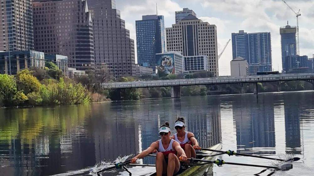 Magdalena und Katharina Lobnig auf dem Colorado River im texanischen Austin