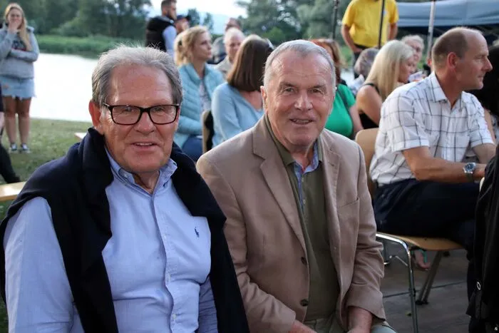 Auch der Präsident der Lavant-Gesellschaft Franz Bachhiesl, links im Bild, ließ sich den Ohrenschmaus nicht entgehen. 