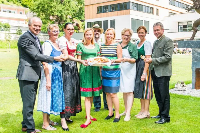 Als Ehrengäste waren Familienministerin Juliane Bogner-Strauß, Landesrat Johann Seitinger, Präsident Franz Titschenbacher, Vizepräsidentin Maria Pein, Nationalrätin Verena Nußbaum, Landesbäuerin Gusti Maier und die Grazer Bezirksbäuerin Grete Auer mit dabei.