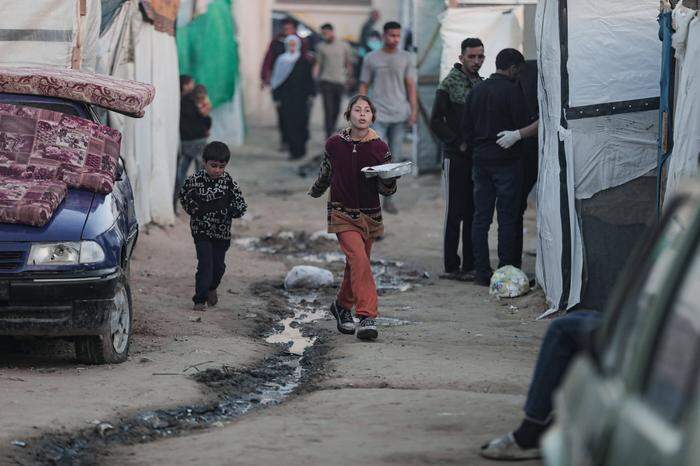 Kinder im Gazastreifen bewegen sich durch ein Zeltlager.