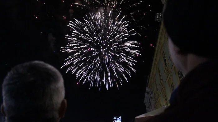 Viele Menschen bestaunten das Feuerwerk, dass wie gehabt vom Glacispark aus startete.