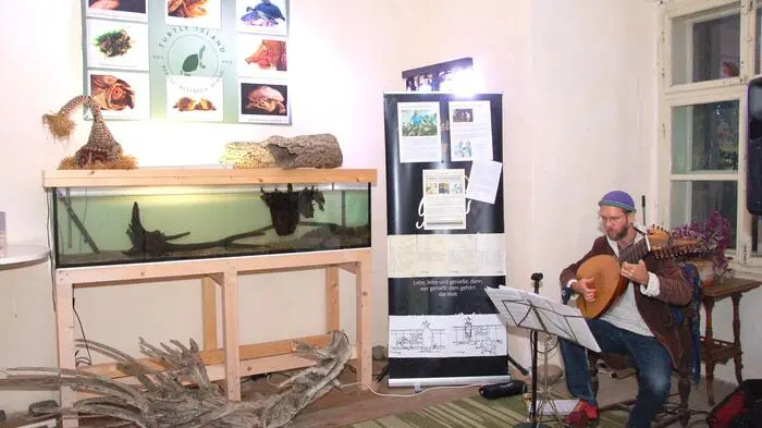 Mit einem mehrtägigen Charity-Festival macht der Verein „Turtle Island“ aktuell im Schloss Spielfeld auf das Thema Artenschutz aufmerksam