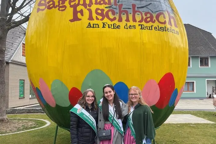 Die Blumenhoheiten ließen sich den Besuch bei dem traditionellen Osterhasenkirtag nicht nehmen. 