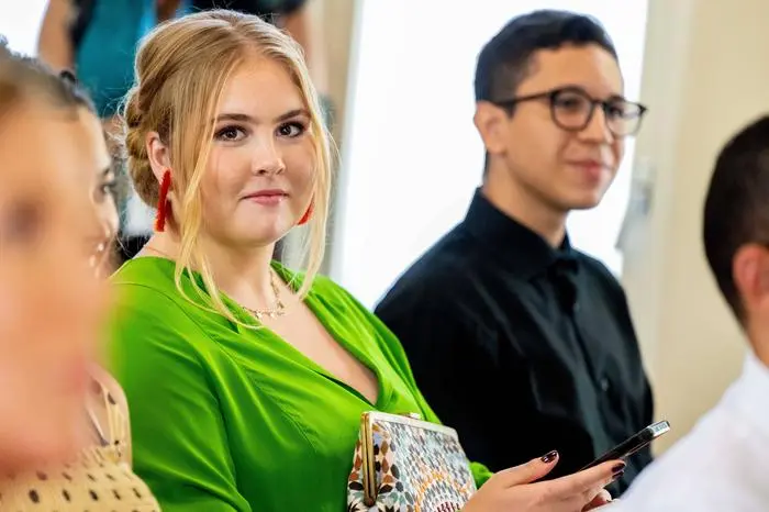 Amalia begeistert mit bunten Outfits