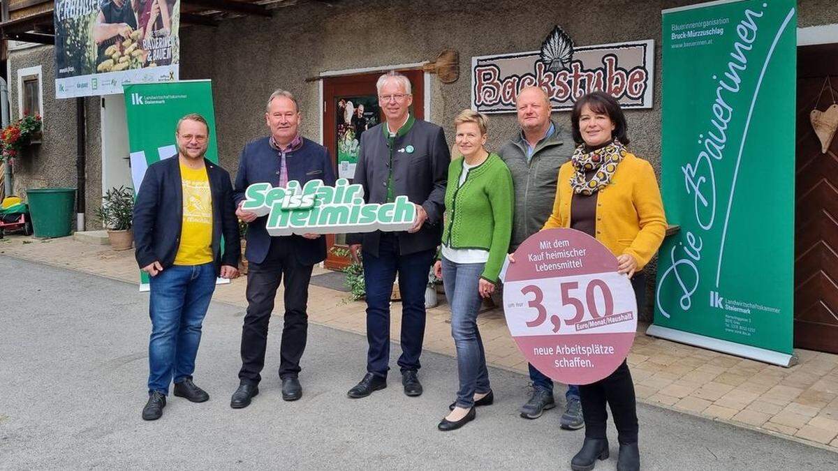 Andreas Krainer, Johann Eder- Schützenhofer, Walter Leitner, Karl und Gerlinde Putzgruber und Elisabeth Hörmann am Hof der Putzgrubers