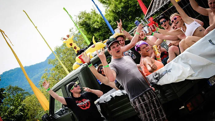Kevin Finsterle, 20, Ravensburg„Wir sind eine Gruppe mit elf Leuten und alle mit einem VW unterwegs. Dieser hier mit dem Pool ist meiner. Eigentlich ist es kein Swimmingpool, sondern ein VW T4 Pritschenwagen. Irgendwann hatten wir dann die Idee, da hinten mithilfe einer Folie Wasser einzulassen. Bei dem schwülen Wetter natürlich super. Fahren kann ich damit allerdings nicht. Insgesamt sind wir zehn Tage da, ein super Urlaub mit schönen Autos, schönen Frauen und super Wetter!
