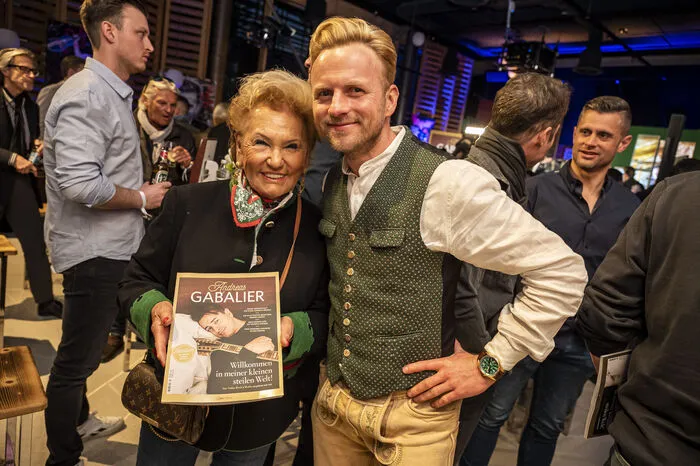 Promi-Wirtin Rosi Schipflinger (links) reiste extra für die Veranstaltung aus Kitzbühel an. Willi Gabalier (rechts) suchte Kinderfotos für das neue Magazin seines Bruders aus