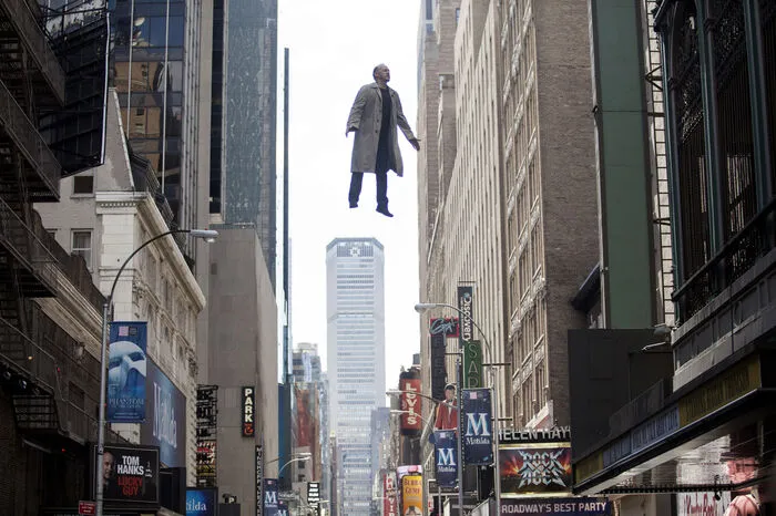 Der Schauspieler Riggan Thomson (Michael Keaton) war vor langer Zeit weltberühmt für seine Darstellung des Comic-Helden Birdman im gleichnamigen Blockbuster. Mittlerweile ist der Ruhm dieser Tage vergangen und seine Karriere verläuft eher glanzlos. Mit einem Broadwaystück will er nun wieder an seine Glanzzeiten anschließen. Als er beschließt, den Broadway-Schauspieler Mike Shiner (Edward Norton) für eine Nebenrolle zu engagieren, droht ihn dieser in den Schatten zu stellen. Zusätzliche Schwierigkeiten birgt auch die Beziehung zu seiner Tochter, die gerade einen Aufenthalt in einer Entzugsklinik hinter sich gebracht hat und beim Stück als Produktionsassistentin mitarbeitet.
