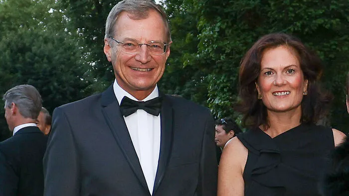 Thomas Stelzer mit Gattin Bettina Stelzer-Wögerer: Stelzer wurde 1967 geboren, studierte Jus und zog 1997 in den Landtag ein. 2009 - 2015 war er Klubobmann, 2015 - 2017 LH-Stellvertreter, seit 2017 ist er Landeshauptmann.