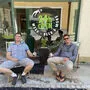 Christian Wolf und Kevin Kawalirek vor dem neuen 24-Stunden-Store (von links)