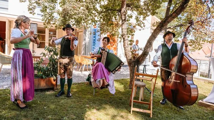 "Knöpferlstreich" spielten im Garten des Heimatsaals.