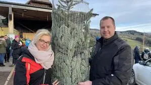 „Christbaum-selbst-umschneiden-Tag“ in Strallegg: Tamara Reisenegger suchte sich ihren Weihnachtsbaum selbst aus