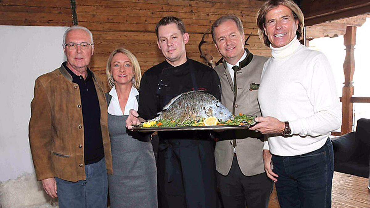 Franz und Heidi Beckenbauer, Küchenchef Martin Reiter, Hoteldirektor Johannes Mitterer und Hansi Hinterseer beim Karpfenessen