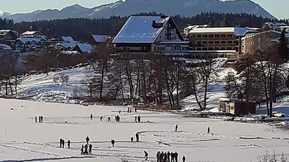 Etliche Eisläufer tummelten sich am Freitag auf dem Faaker See