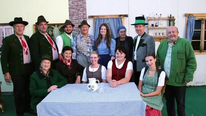 Wir waren bei der Vorpremiere der Volkskomödie „Ohne Göld koa G‘spusi“ von Max Neal auf der Freilichtbühne im Pfarrhof Pack dabei. Und die Protagonisten liefen bei der Generalprobe bereits zu Höchstleistungen auf.