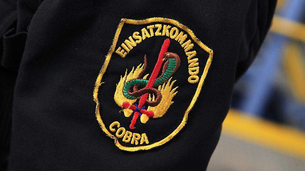 Der Mann konnte schließlich von den Einsatzkräften der Cobra festgenommen werden (Symbolbild)