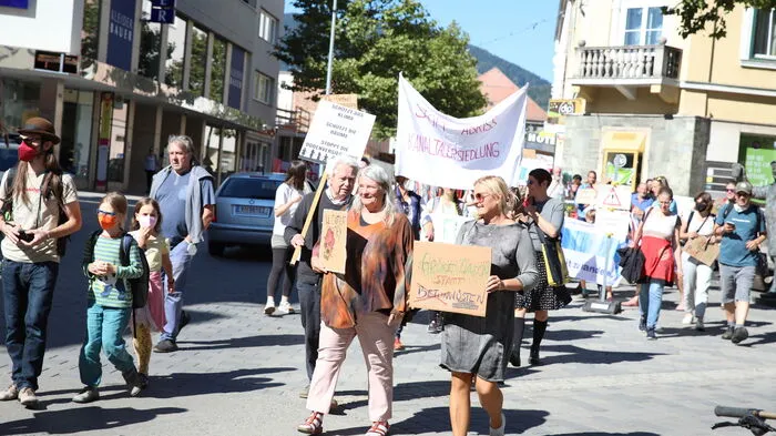 Vergangenen Freitag wurde im Zuge der Villacher Gemeinderatssitzung auch demonstriert. Vor allem der geplante Abriss der Kanaltalersiedlung sorgt bei vielen Bürgerinnen und Bürgern für Unmut.