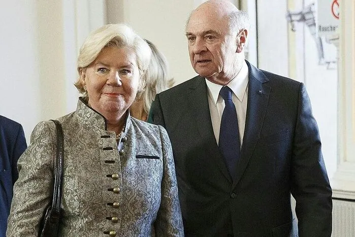 Pröll kam mit Frau Elisabeth zur Ehrung. Zu den Gerüchten um seinen Rückzug wollte er nicht Stellung nehmen. "Das teile ich zeitnah mit." Nachsatz: "Aber sicher nicht an diesem netten Tag."