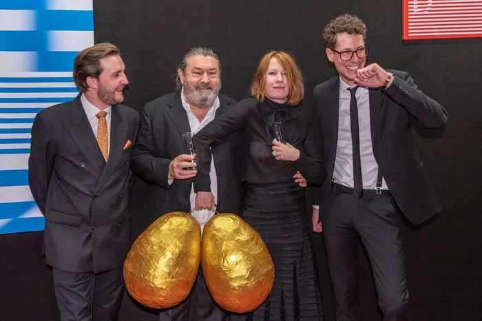 Die Burgtheater-Rückkehrerin und Schauspiel-Urgewalt Birgit Minichmayr erhielt den Großen Diagonale Spielfilm-Preis, im Bild mit Kultstar und Wiener Strizzi Hanno Pöschl und den Diagonale-Chefs Peter Schernhuber und Sebastian Höglinger.