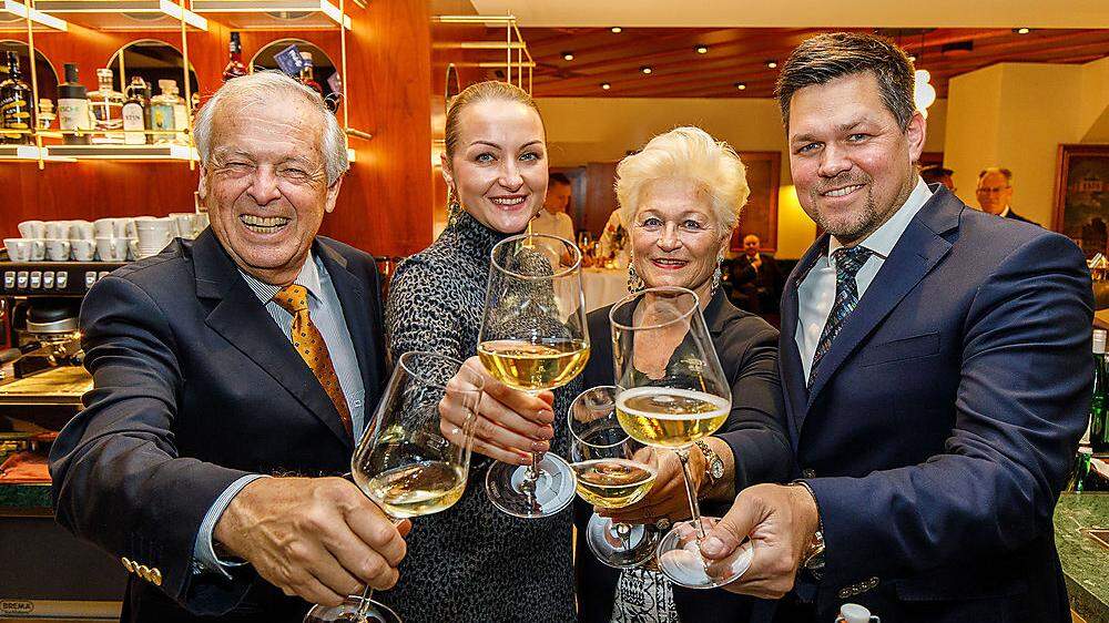 Anstoßen auf eine weitere Bereicherung im Parkhotel Graz: Peter, Liliya, Sissy und Philipp Florian bei der Eröffnung der neuen &quot;Bar Flora&quot; (v.l.)