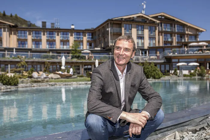 Kein Personalproblem hat das Wellness-Resort Feuerberg auf der Gerlitzen. Alle 160 Stellen für den Sommer sind so gut wie besetzt. "Wir haben aus Corona gelernt, dass wir uns breit aufstellen müssen, seit einem Jahr haben wir auch eine HR-Managerin“, sagt Eigentümer und Geschäftsführer Erwin Berger, der etwa einen guten Umgangston, flexible Arbeitszeiten und Urlaubsmöglichkeit trotz Saison als Erfolgsrezept sieht. 