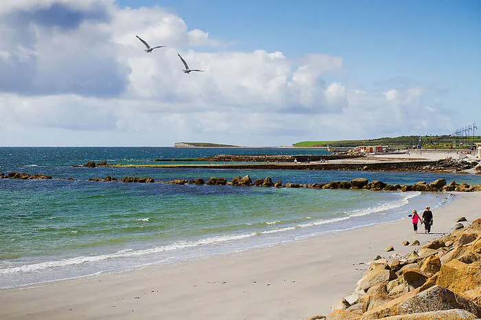 Salthill Promenade. Die Stadt ist geprägt von ihrer Lage an der rauen Westküste Irlands. Nirgendwo kann man dem so schön nachspüren, wie an der zwei Kilometer langen Salthill Promenade. Kuriose Tradition: Gegen die Mauer am Ende der Promenade zu treten, soll Glück bringen. Das brauchen die, die sich im kalten Atlantik trauen schwimmen zu gehen, auf jeden Fall.