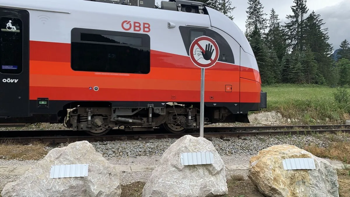 Hier war bis vor kurzem ein beschrankter Bahnübergang. Nun hakt es bei der Errichtung der geplanten Fußgängerunterführung.