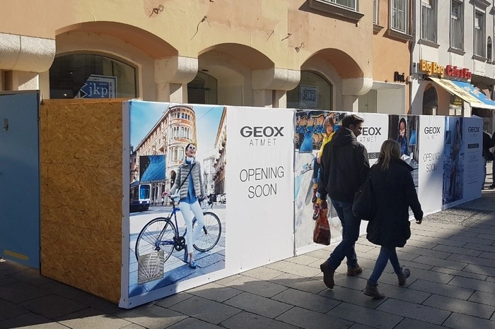 Nähe Hauptplatz: Ein Geox-Shop tritt bald in die Fußstapfen der früheren Tchibo-Filiale.